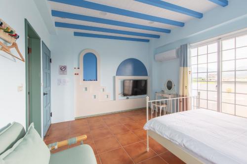 a bedroom with blue walls and a bed and a fireplace at 獨棟別墅 私人花園 桐話親子民宿 Tonghua B&B in Guilin