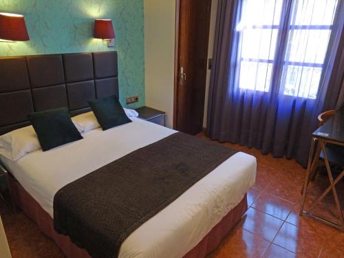 Postel nebo postele na pokoji v ubytování Hotel Lloret Ramblas