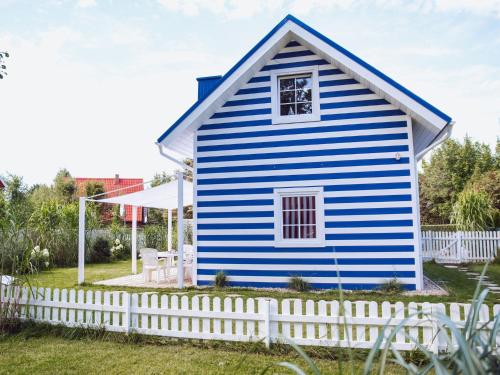 コパリノにあるCharming Holiday Home in Kopalino with Terraceの白柵青い家