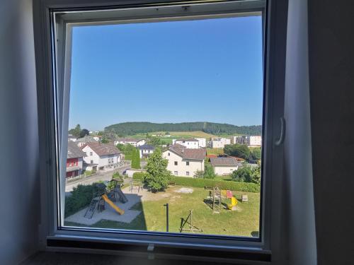 ein Fenster mit Stadtblick in der Unterkunft Zentrumsnahe Privatunterkunft Freistadt in Freistadt