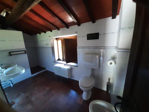 bagno con servizi igienici, lavandino e finestra di Agriturismo Cà Nova a Palazzuolo sul Senio