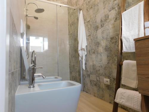 uma casa de banho com um lavatório e um chuveiro em Casa PARADISE em San Pietro in Bevagna