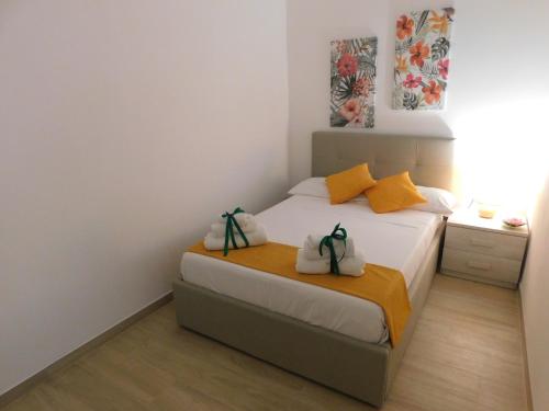 um quarto com 2 camas e toalhas em Casa PARADISE em San Pietro in Bevagna