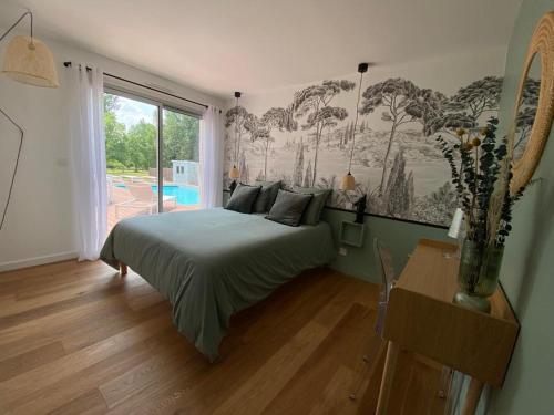 sypialnia z łóżkiem i dużym oknem w obiekcie La Musardise Guest House w mieście Berson