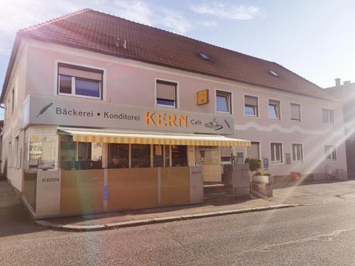 a building with a store on the side of a street at Zentrumsnahe Privatunterkunft Freistadt in Freistadt