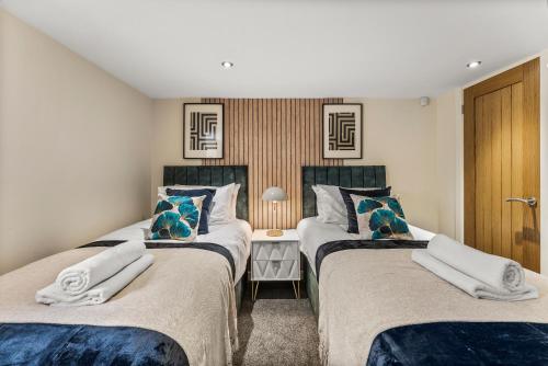 Postel nebo postele na pokoji v ubytování Stunning Church Conversion Apartment