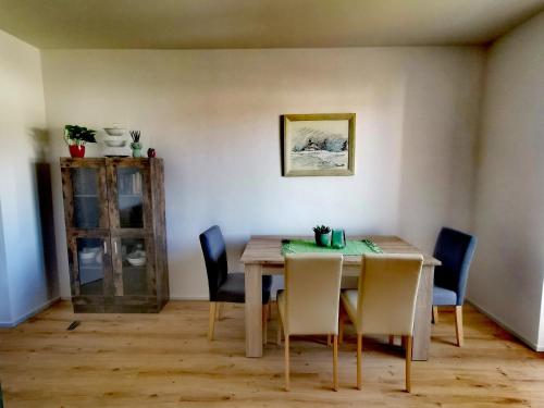 a dining room with a wooden table and chairs at Zentrumsnahe Privatunterkunft Freistadt in Freistadt