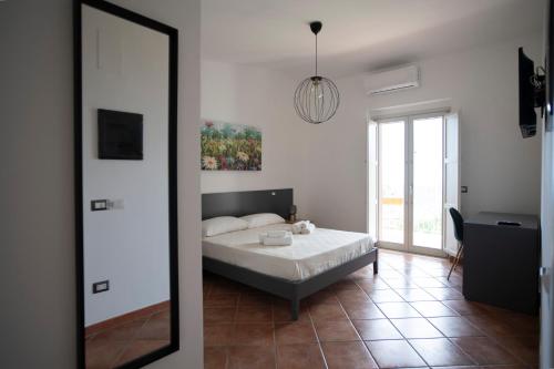 een slaapkamer met een bed en een spiegel bij Villa Angeline 