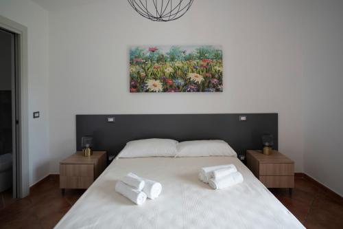 a bedroom with a bed with two towels on it at Villa Angeline in Guarazzano