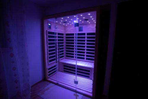 - une vue sur une chambre dotée d'une fenêtre avec des lumières violettes dans l'établissement Sinalospa - Culiacàn - Appartement Jardin Jacuzzi Sauna à 5 minutes de Nancy Place Stanislas, à Champigneulles