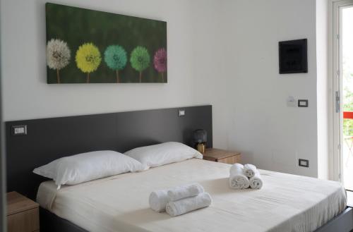 a bedroom with a bed with towels on it at Villa Angeline in Guarazzano