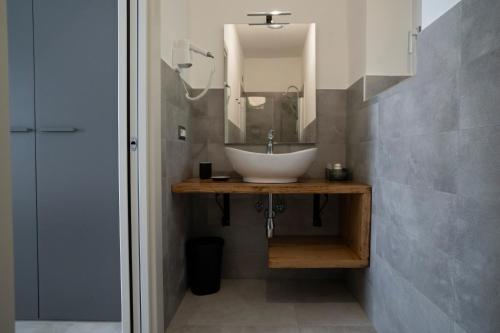 een badkamer met een wastafel en een spiegel bij Villa Angeline 