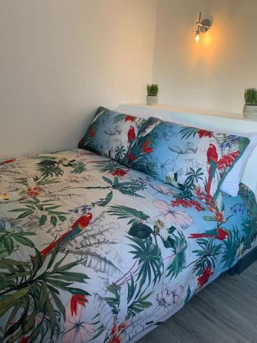 Cama en habitación con colcha floral en Torpoint Pod - Free Parking, en Torpoint