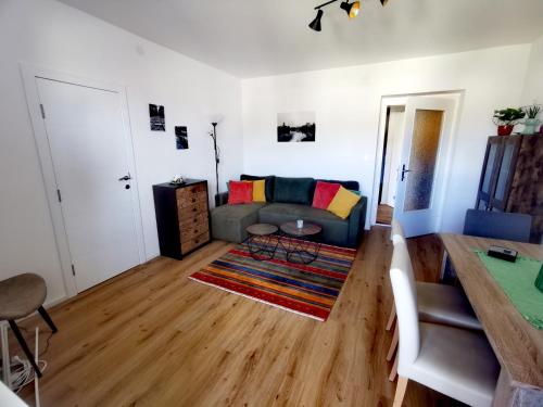 a living room with a couch and a table at Zentrumsnahe Privatunterkunft Freistadt in Freistadt