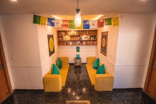 Ein Sitzbereich in der Unterkunft Hotel The Moksham