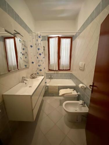 a bathroom with a sink and a toilet and a tub at Casa Lucietta, 30 mt dal mare e posto auto privato in Marciana Marina