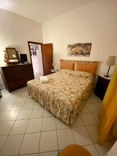 a bedroom with a bed in a room with at Casa Lucietta, 30 mt dal mare e posto auto privato in Marciana Marina