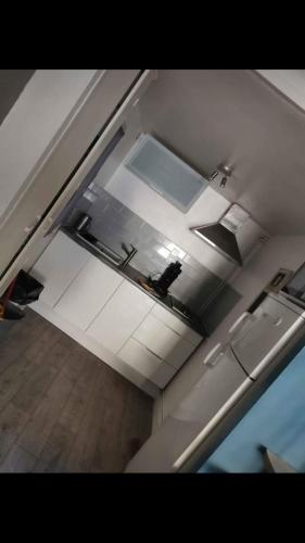 - une vue de tête sur une cuisine dotée de plafonds blancs dans l'établissement Particulier, à Palavas-les-Flots