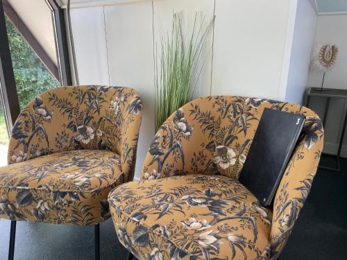 Posezení v ubytování Hotelhuisjes Oosterleek