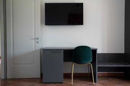 a desk with a green chair in a room at Villa Angeline in Guarazzano