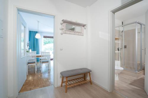 uma casa de banho com WC e uma cadeira num quarto em Appartementhaus-Han-134 em Scharbeutz