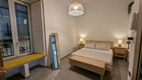 Schlafzimmer mit einem Bett und einem Fenster in der Unterkunft Apple Lemonade B&B in Vietri