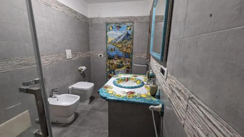 uma casa de banho com um lavatório e um WC em Apple Lemonade B&B em Vietri