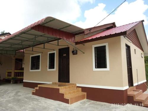 une petite maison est caractéristique de la localité dans l'établissement La' Homestay, à Kota Bharu