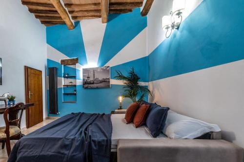 una camera da letto con pareti bianche e blu e un letto di Cielo di Siena - 200 metri da Piazza del Campo a Siena