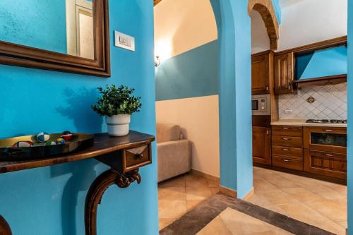 una cucina con pareti blu e un tavolo con una pianta di Cielo di Siena - 200 metri da Piazza del Campo a Siena