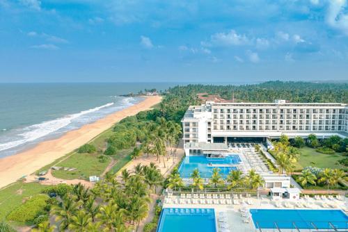 einen Luftblick auf ein Hotel und den Strand in der Unterkunft Riu Sri Lanka All Inclusive in Bentota
