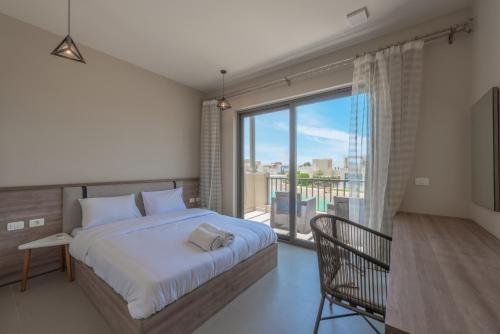 une chambre avec un lit et une grande fenêtre dans l'établissement NEW! 2BR Duplex in Tawila, Gouna Private Jacuzzi, Garden, Lagoon & Pool, à Hurghada