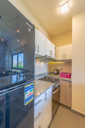 Cuisine ou kitchenette dans l'établissement NEW! 2BR Duplex in Tawila, Gouna Private Jacuzzi, Garden, Lagoon & Pool