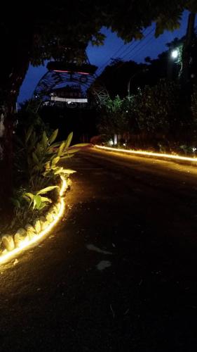 una calle por la noche con luces en la carretera en Ai Yi Bao Motel, en Toufen