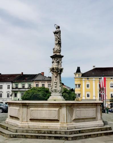 a statue on top of a fountain in a city at Zentrumsnahe Privatunterkunft Freistadt in Freistadt