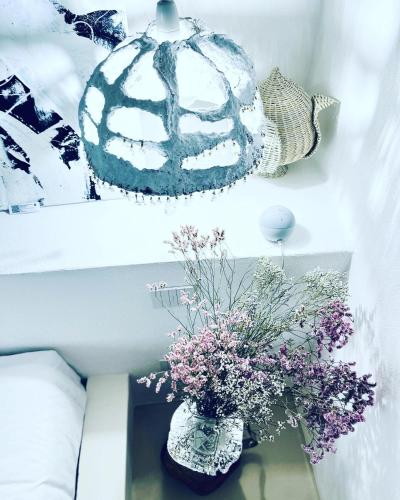 Ein Sitzbereich in der Unterkunft Hydria Guest House Art Gallery Dimora d artista con terrazza e vasca idromassaggio nel cuore del borgo antico Artists Home with terrace and jacuzzi in the heart of the old town