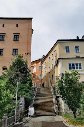 a set of stairs in a city with buildings at Zentrumsnahe Privatunterkunft Freistadt in Freistadt
