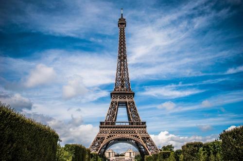 una vista de la torre Eiffel contra un cielo nublado en Maison studio Le bois fleuri en Croissy-Beaubourg
