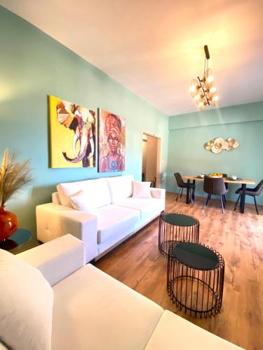 - un salon avec un canapé blanc et une table dans l'établissement Makao Apartment corfu, à Corfou
