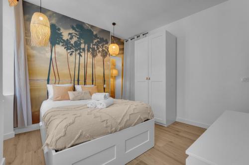 une chambre avec un lit avec un tableau sur le mur dans l'établissement L'Améthys - Charmant appartement pour 4, à Toulouse