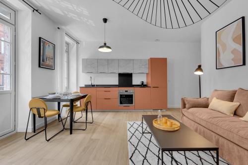 un salon avec un canapé et une table dans l'établissement L'Améthys - Charmant appartement pour 4, à Toulouse