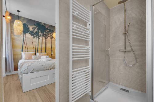 Cette chambre comprend un lit et une salle de bains pourvue d'une douche. dans l'établissement L'Améthys - Charmant appartement pour 4, à Toulouse