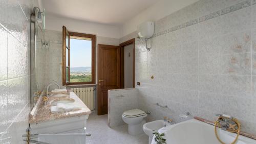 a bathroom with a sink and a toilet and a tub at VILLA IRENE 6, Emma Villas in Montecarlo