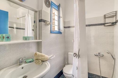 Ένα μπάνιο στο Seaview Maisonette In Paros