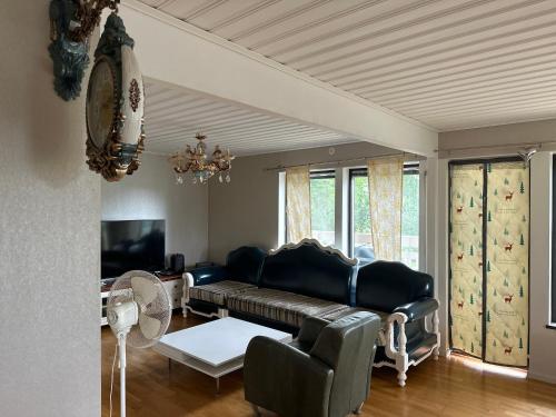 uma sala de estar com um sofá de couro e uma mesa em Suspend service em Täby