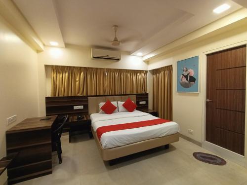 1 dormitorio con escritorio, 1 cama y escritorio sidx sidx sidx en Payal Hotel Panvel en Navi Mumbai