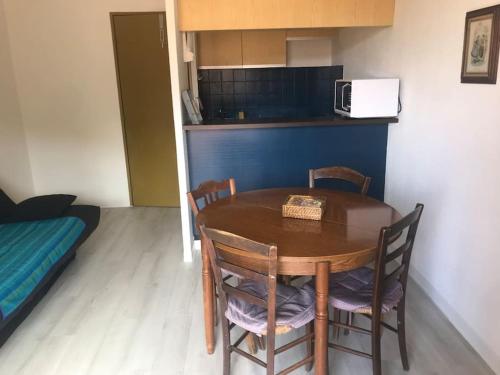una mesa de comedor y sillas en una habitación en Appartement lumineux et rénové, en Digne-les-Bains