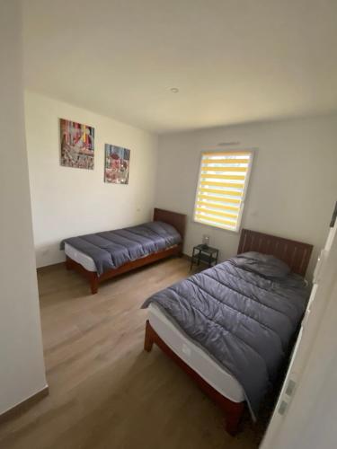 Ένα ή περισσότερα κρεβάτια σε δωμάτιο στο maison la rochelle 3 étoiles