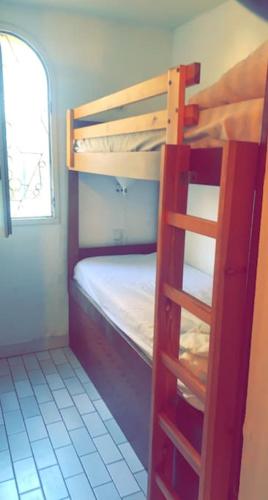 une chambre avec deux lits superposés et une fenêtre dans l'établissement Le paradis du cap, au Cap d'Agde