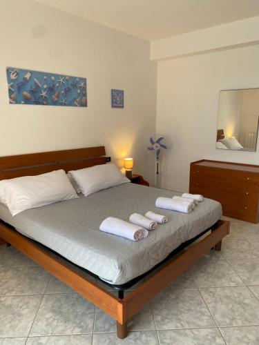 a bedroom with a bed with towels on it at Appartamento Ninfa in Menfi